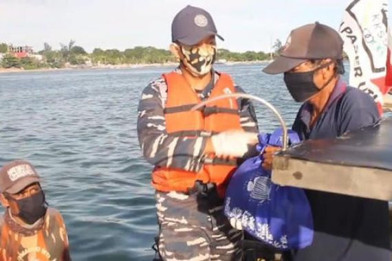 Personel Kapal Perang TNI AL Ini Bantu Nelayan Terdampak Covid-19 - JPNN.COM