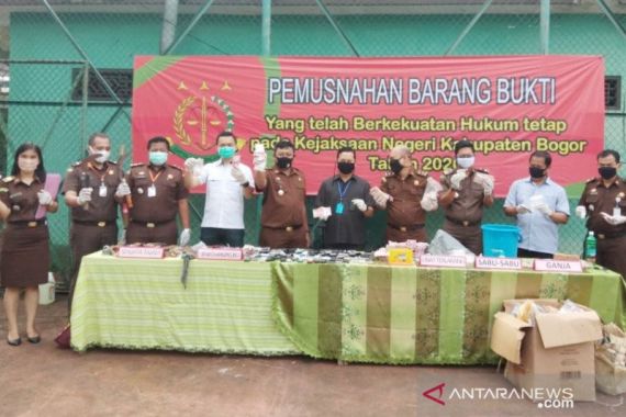 Kejaksaan Negeri Bogor Musnahkan 8.000 Lembar Uang - JPNN.COM