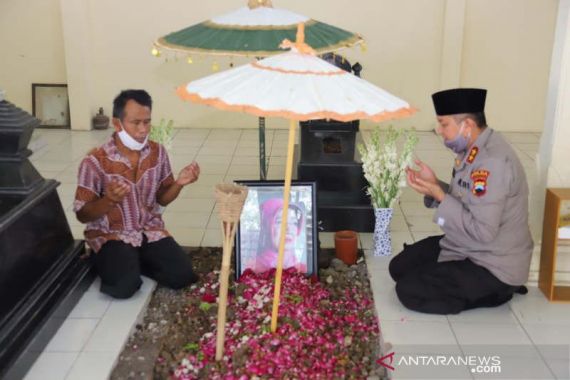 Promosi jadi Kabaintelkam Polri, Mantan Ajudan SBY Ziarah ke Makam Ibunda Jokowi - JPNN.COM