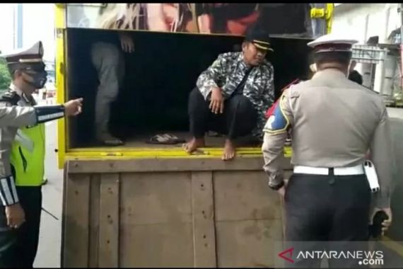Polda Metro Kembali Pergoki Truk Angkut Pemudik - JPNN.COM