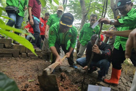 Bersama Warga, Ridwan Kamil Tanam 8 Ribu Pohon di Bantaran Kali Bekasi Kemang Pratama - JPNN.COM