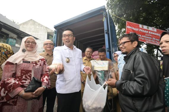 Sigap Turunkan Harga Bawang Putih, Jabar Gelar Operasi Pasar di Astanaanyar - JPNN.COM