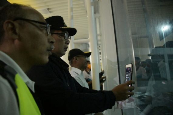 Ridwan Kamil Pantau Transit 69 ABK Diamond Princess di Bandara Kertajati - JPNN.COM