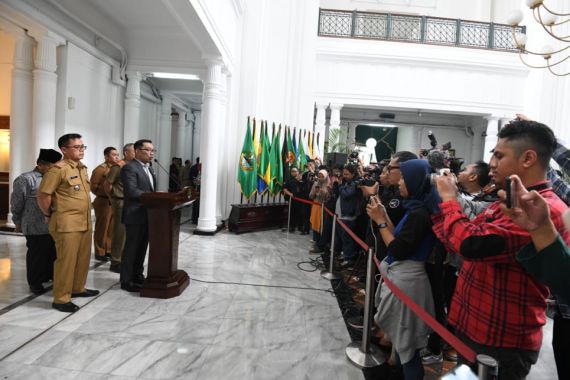 Gubernur Jabar Minta Kabupaten/Kota Segera Bentuk Crisis Center Covid-19 - JPNN.COM