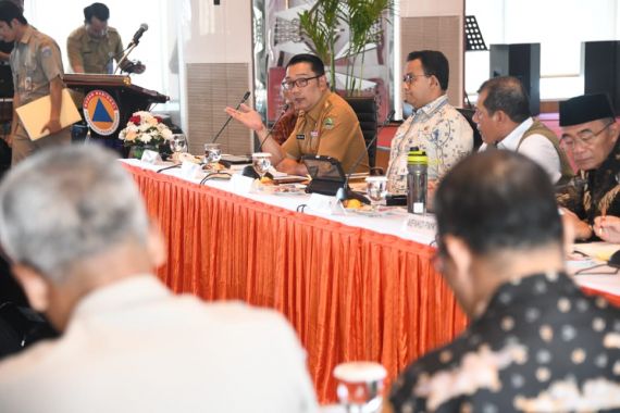 Ridwan Kamil Rekomendasikan Bentuk Lembaga Khusus Tangani Banjir Jakarta, Jabar, dan Banten - JPNN.COM
