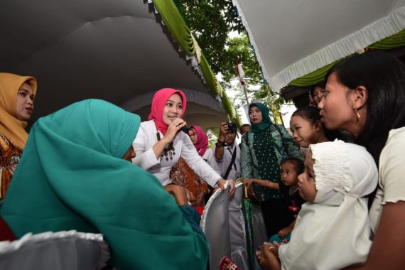 Sarling di Indramayu: Atalia Serahkan Bantuan Dana Pendampingan Gizi kepada Puskesmas Babadan - JPNN.COM
