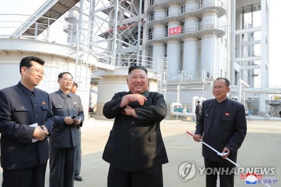Lihat, Kim Jong-un Muncul di Pabrik Pupuk dan Tampak Sehat Banget - JPNN.COM
