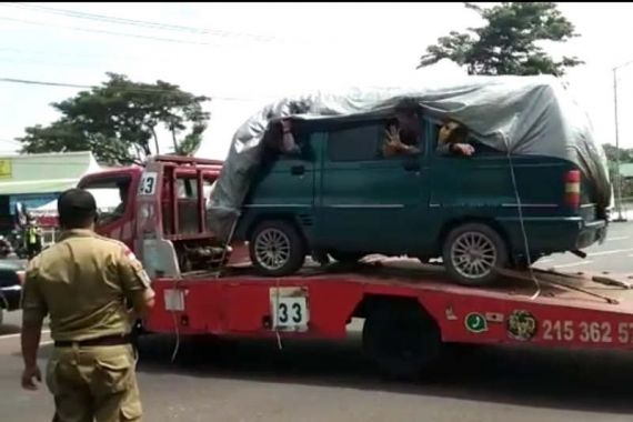 Polisi Curiga Muatan Minibus yang Diangkut Truk Towing, Pas Diperiksa, Astaga - JPNN.COM