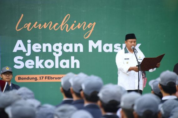 Pemda Provinsi Jabar Luncurkan Program Ajengan Masuk Sekolah - JPNN.COM