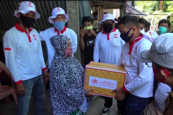 Sandiaga Sebar Sukarelawan sampai ke Makassar, Bawa Masker dan Sembako untuk Warga - JPNN.COM
