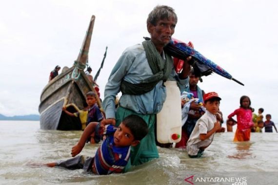 Terjebak di Laut, Ratusan Pengungsi Rohingya Kurus Kering, Belasan Meninggal di Kapal - JPNN.COM