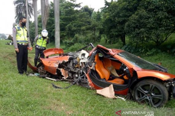 Supercar McLaren Tabrak Pohon Palem di Tol Jagorawi, Sampai Kayak Begini - JPNN.COM