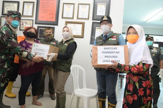 Prosedur Kesehatan COVID-19 Diterapkan di Pengungsian Banjir Kabupaten Bandung - JPNN.COM