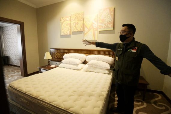 Tampung di Hotel Bintang Lima, Gubernur Jabar Sambangi Tenaga Medis Perawat Pasien COVID-19 - JPNN.COM