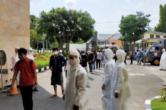 82 Orang Terjaring Razia PSBB Surabaya, 26 Dikirim ke Rumah Sakit Jiwa - JPNN.COM