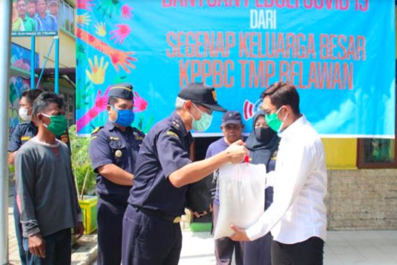 Bea Cukai Wilayah Sumut Bagi Sembako dan Beri Bantuan APD - JPNN.COM