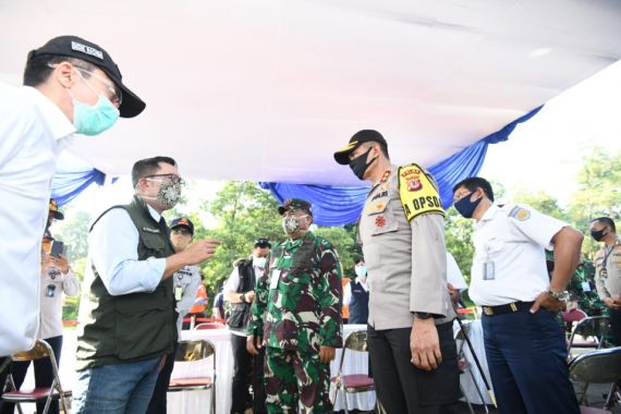 Ridwan Kamil Tinjau Pelaksanaan PSBB Hari Pertama Kota Bogor - JPNN.COM