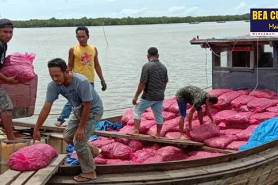 Bea Cukai Gagalkan Penyelundupan 13 Ton Bawang Merah dari Thailand - JPNN.COM