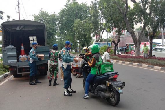 Polisi Militer Lantamal III Berbagi Takjil untuk Masyarakat yang Melintas di Sini - JPNN.COM