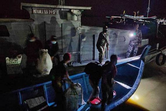 TNI AL Gagalkan Penyeludupan 30 TKI Ilegal di Sungai Tembilik - JPNN.COM