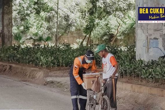 Bea Cukai Bantu Masyarakat Terdampak COVID-19 Lewat Donasi Sembako dan APD - JPNN.COM