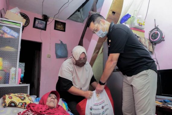 Nenek Jompo Terbaring di Tempat Tidur, Mensos Datang Menyerahkan Sembako - JPNN.COM