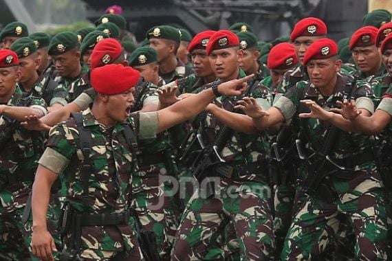Anggota TNI Ini Rela Mengasuh 3 Anak yang Orang Tuanya Meninggal karena Covid-19 - JPNN.COM