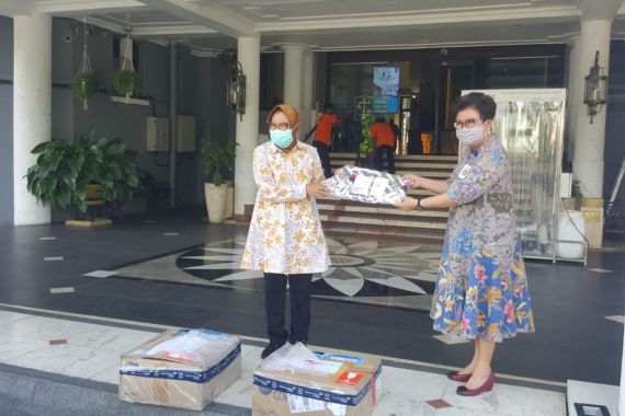 RS Siloam Surabaya Serahkan 1.000 VTM Swab kepada Bu Risma - JPNN.COM