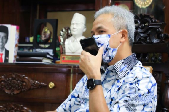 Viral Satu Keluarga di Solo Hidup di Becak di Pinggir Jalan, Pak Ganjar Langsung Angkat Telepon - JPNN.COM