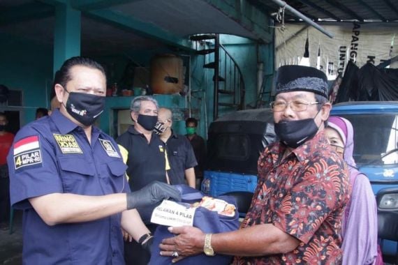 Ketua MPR Bamsoet Serahkan Bantuan Sembako ke Para Sopir Bajaj - JPNN.COM