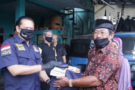 Bamsoet Kembali Berikan Bantuan Sembako ke Pengemudi Bajaj - JPNN.COM