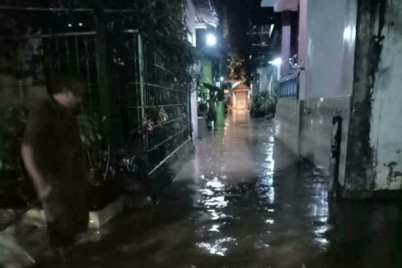 Hujan Deras, Semarang Dikepung Banjir dan Longsor - JPNN.COM