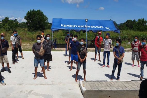 17 Laki-laki dan 2 Perempuan Terjaring Operasi Bakamla di Pelabuhan Tikus - JPNN.COM