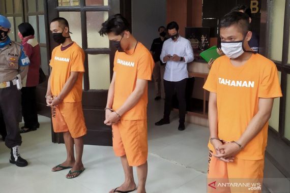 Para Tahanan Paksa Ferdian Paleka Hanya Pakai Celana Dalam - JPNN.COM