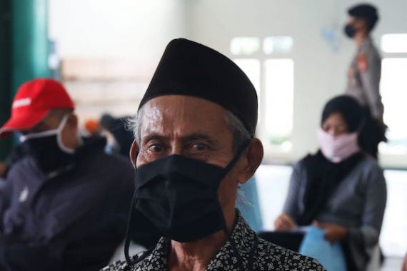 Terima Bantuan Rp 600 Ribu, Buruh Bangunan Tersenyum Bahagia - JPNN.COM