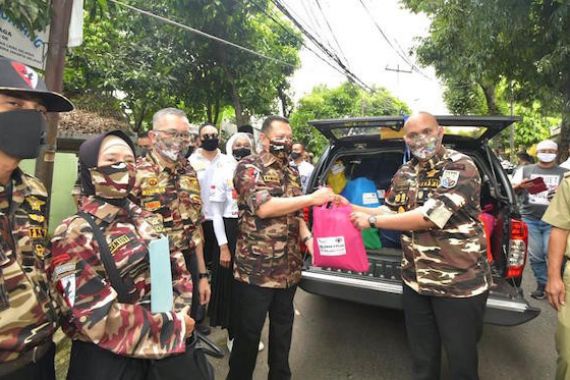 Bamsoet Berikan Sembako ke Veteran dan Warakawuri TNI dan Polri - JPNN.COM