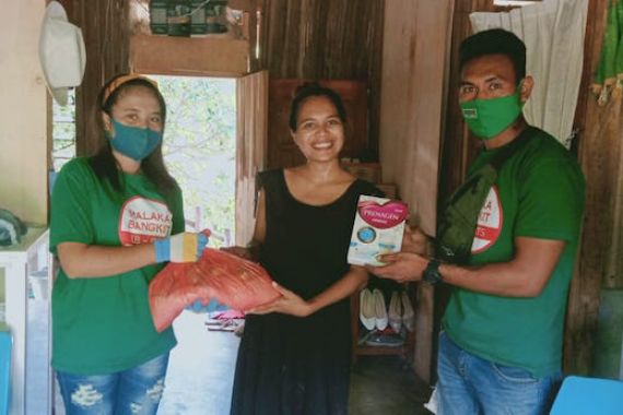 Relawan EB - RTS Bagikan Sembako dan Susu Untuk Ibu Hamil di Malaka - JPNN.COM