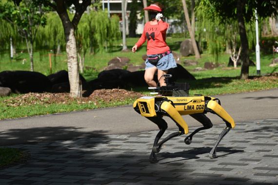 Singapura Gunakan Robot Anjing untuk Ingatkan Warganya Agar Jaga Jarak - JPNN.COM