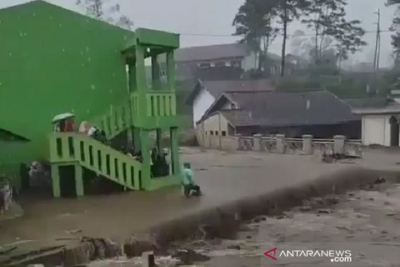 Permukiman Warga Diterjang Banjir Lumpur - JPNN.COM