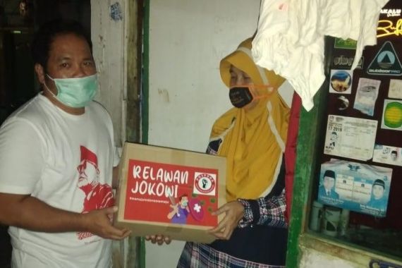 Naik Gerobak, Pospera Bagikan Sembako kepada Warga Jakarta - JPNN.COM