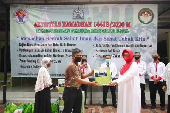 Pengurus Masjid Pemuda Al Muwahidin Kemenpora Beri Santunan - JPNN.COM