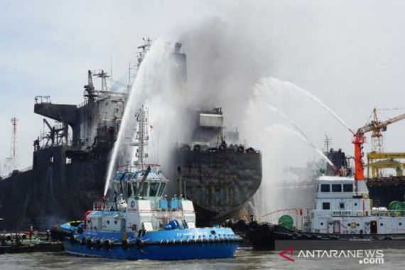 Korban Tewas Kapal Tanker Terbakar di Belawan Bertambah Jadi Dua Orang - JPNN.COM