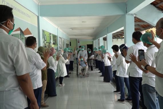 6 Pasien Covid-19 di RS PHC Surabaya Sembuh, Tim Medis Lakukan Hal Mengharukan ini - JPNN.COM