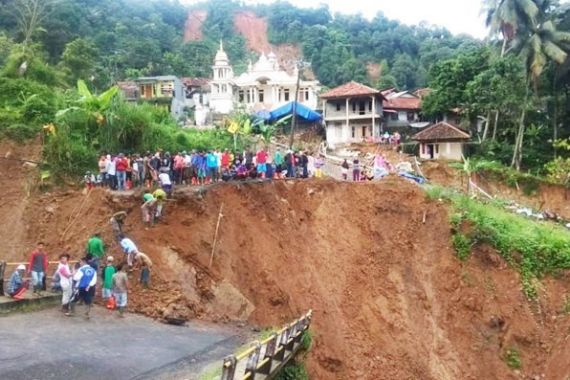 Pak Camat Menceritakan Detik-detik Datangnya Banjir Bandang Dini Hari Tadi - JPNN.COM