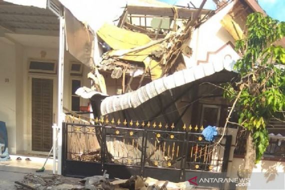 Ledakan Kuat Terjadi di Cemara Asri, Rumah Warga Hancur dan 1 Unit Mobil Rusak - JPNN.COM