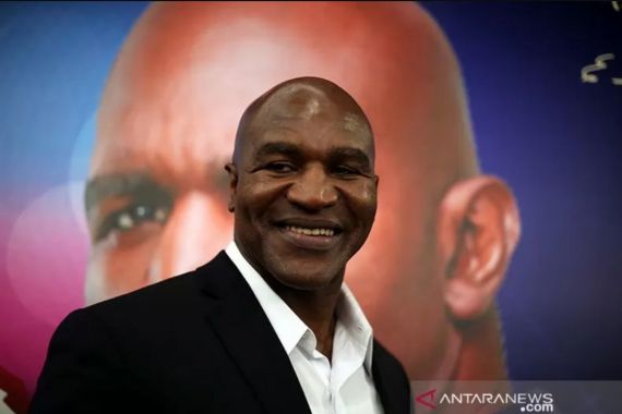 Unggah Video Latihan, Holyfield Bakal Naik Ring Melawan Tyson? - JPNN.COM