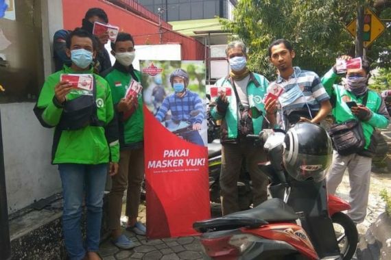 Federal Oil Bagikan Ribuan Masker ke Pengendara Motor - JPNN.COM