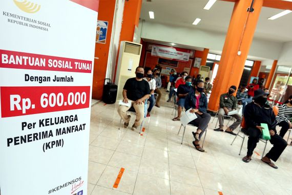 Bansos Tunai Bisa Diambil di Kantor Pos, Diantarkan Untuk Disabilitas dan Lansia - JPNN.COM