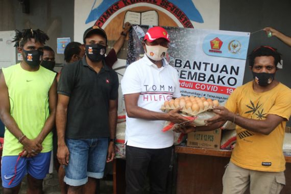 Yan Mandenas Bagikan Sembako kepada Mahasiswa Papua - JPNN.COM