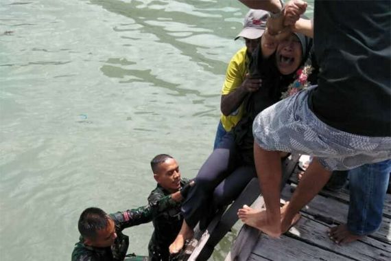 Dua Prajurit TNI Langsung Melompat ke Laut Melihat Salmiah Seperti Itu - JPNN.COM